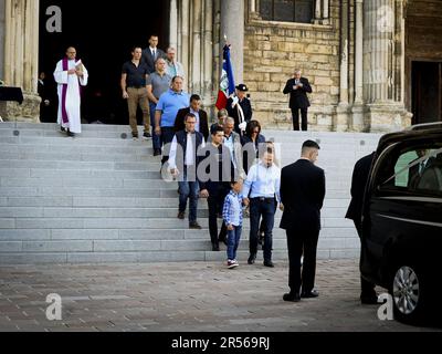 Reims, Frankreich. 01. Juni 2023. Beerdigung der Krankenschwester Carene Mezino in der Basilika Saint-Remi in Reims, Frankreich, am 1. Juni 2023. Carene Mezino wurde am 22. Mai im Maison-Blanche Krankenhaus in Reims erstochen. Die Krankenschwester wurde von einem Mann angegriffen, der an psychiatrischen Störungen litt, der Pflegekräfte angreifen wollte. Die 37-jährige Mutter starb am folgenden Tag an ihren Verletzungen. Foto: Stephanie Jayet/ABACAPRESS.COM Kredit: Abaca Press/Alamy Live News Stockfoto