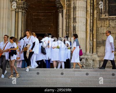 Reims, Frankreich. 01. Juni 2023. Beerdigung der Krankenschwester Carene Mezino in der Basilika Saint-Remi in Reims, Frankreich, am 1. Juni 2023. Carene Mezino wurde am 22. Mai im Maison-Blanche Krankenhaus in Reims erstochen. Die Krankenschwester wurde von einem Mann angegriffen, der an psychiatrischen Störungen litt, der Pflegekräfte angreifen wollte. Die 37-jährige Mutter starb am folgenden Tag an ihren Verletzungen. Foto: Stephanie Jayet/ABACAPRESS.COM Kredit: Abaca Press/Alamy Live News Stockfoto