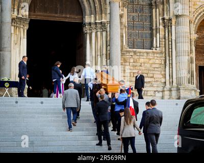 Reims, Frankreich. 01. Juni 2023. Beerdigung der Krankenschwester Carene Mezino in der Basilika Saint-Remi in Reims, Frankreich, am 1. Juni 2023. Carene Mezino wurde am 22. Mai im Maison-Blanche Krankenhaus in Reims erstochen. Die Krankenschwester wurde von einem Mann angegriffen, der an psychiatrischen Störungen litt, der Pflegekräfte angreifen wollte. Die 37-jährige Mutter starb am folgenden Tag an ihren Verletzungen. Foto: Stephanie Jayet/ABACAPRESS.COM Kredit: Abaca Press/Alamy Live News Stockfoto