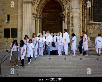 Reims, Frankreich. 01. Juni 2023. Beerdigung der Krankenschwester Carene Mezino in der Basilika Saint-Remi in Reims, Frankreich, am 1. Juni 2023. Carene Mezino wurde am 22. Mai im Maison-Blanche Krankenhaus in Reims erstochen. Die Krankenschwester wurde von einem Mann angegriffen, der an psychiatrischen Störungen litt, der Pflegekräfte angreifen wollte. Die 37-jährige Mutter starb am folgenden Tag an ihren Verletzungen. Foto: Stephanie Jayet/ABACAPRESS.COM Kredit: Abaca Press/Alamy Live News Stockfoto