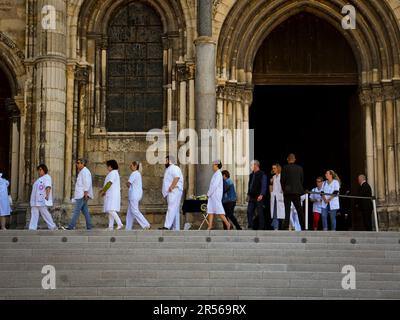 Reims, Frankreich. 01. Juni 2023. Beerdigung der Krankenschwester Carene Mezino in der Basilika Saint-Remi in Reims, Frankreich, am 1. Juni 2023. Carene Mezino wurde am 22. Mai im Maison-Blanche Krankenhaus in Reims erstochen. Die Krankenschwester wurde von einem Mann angegriffen, der an psychiatrischen Störungen litt, der Pflegekräfte angreifen wollte. Die 37-jährige Mutter starb am folgenden Tag an ihren Verletzungen. Foto: Stephanie Jayet/ABACAPRESS.COM Kredit: Abaca Press/Alamy Live News Stockfoto