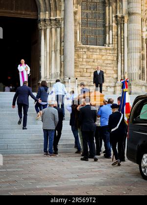 Reims, Frankreich. 01. Juni 2023. Beerdigung der Krankenschwester Carene Mezino in der Basilika Saint-Remi in Reims, Frankreich, am 1. Juni 2023. Carene Mezino wurde am 22. Mai im Maison-Blanche Krankenhaus in Reims erstochen. Die Krankenschwester wurde von einem Mann angegriffen, der an psychiatrischen Störungen litt, der Pflegekräfte angreifen wollte. Die 37-jährige Mutter starb am folgenden Tag an ihren Verletzungen. Foto: Stephanie Jayet/ABACAPRESS.COM Kredit: Abaca Press/Alamy Live News Stockfoto