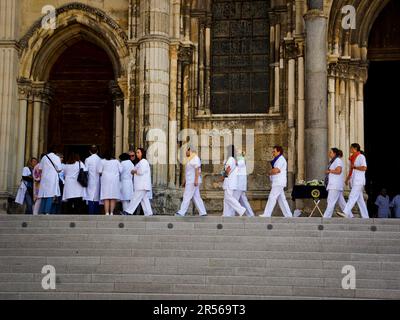 Reims, Frankreich. 01. Juni 2023. Beerdigung der Krankenschwester Carene Mezino in der Basilika Saint-Remi in Reims, Frankreich, am 1. Juni 2023. Carene Mezino wurde am 22. Mai im Maison-Blanche Krankenhaus in Reims erstochen. Die Krankenschwester wurde von einem Mann angegriffen, der an psychiatrischen Störungen litt, der Pflegekräfte angreifen wollte. Die 37-jährige Mutter starb am folgenden Tag an ihren Verletzungen. Foto: Stephanie Jayet/ABACAPRESS.COM Kredit: Abaca Press/Alamy Live News Stockfoto