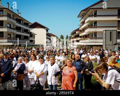 Reims, Frankreich. 01. Juni 2023. Beerdigung der Krankenschwester Carene Mezino in der Basilika Saint-Remi in Reims, Frankreich, am 1. Juni 2023. Carene Mezino wurde am 22. Mai im Maison-Blanche Krankenhaus in Reims erstochen. Die Krankenschwester wurde von einem Mann angegriffen, der an psychiatrischen Störungen litt, der Pflegekräfte angreifen wollte. Die 37-jährige Mutter starb am folgenden Tag an ihren Verletzungen. Foto: Stephanie Jayet/ABACAPRESS.COM Kredit: Abaca Press/Alamy Live News Stockfoto