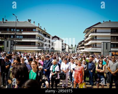 Reims, Frankreich. 01. Juni 2023. Beerdigung der Krankenschwester Carene Mezino in der Basilika Saint-Remi in Reims, Frankreich, am 1. Juni 2023. Carene Mezino wurde am 22. Mai im Maison-Blanche Krankenhaus in Reims erstochen. Die Krankenschwester wurde von einem Mann angegriffen, der an psychiatrischen Störungen litt, der Pflegekräfte angreifen wollte. Die 37-jährige Mutter starb am folgenden Tag an ihren Verletzungen. Foto: Stephanie Jayet/ABACAPRESS.COM Kredit: Abaca Press/Alamy Live News Stockfoto