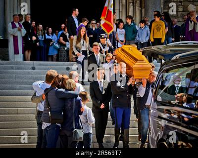 Reims, Frankreich. 01. Juni 2023. Beerdigung der Krankenschwester Carene Mezino in der Basilika Saint-Remi in Reims, Frankreich, am 1. Juni 2023. Carene Mezino wurde am 22. Mai im Maison-Blanche Krankenhaus in Reims erstochen. Die Krankenschwester wurde von einem Mann angegriffen, der an psychiatrischen Störungen litt, der Pflegekräfte angreifen wollte. Die 37-jährige Mutter starb am folgenden Tag an ihren Verletzungen. Foto: Stephanie Jayet/ABACAPRESS.COM Kredit: Abaca Press/Alamy Live News Stockfoto