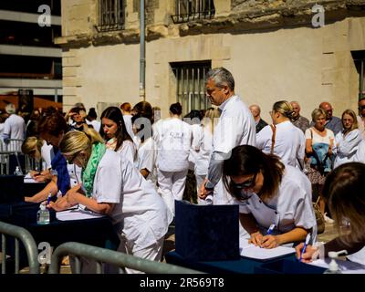 Reims, Frankreich. 01. Juni 2023. Beerdigung der Krankenschwester Carene Mezino in der Basilika Saint-Remi in Reims, Frankreich, am 1. Juni 2023. Carene Mezino wurde am 22. Mai im Maison-Blanche Krankenhaus in Reims erstochen. Die Krankenschwester wurde von einem Mann angegriffen, der an psychiatrischen Störungen litt, der Pflegekräfte angreifen wollte. Die 37-jährige Mutter starb am folgenden Tag an ihren Verletzungen. Foto: Stephanie Jayet/ABACAPRESS.COM Kredit: Abaca Press/Alamy Live News Stockfoto