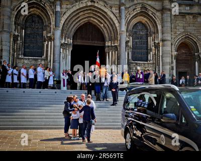 Reims, Frankreich. 01. Juni 2023. Beerdigung der Krankenschwester Carene Mezino in der Basilika Saint-Remi in Reims, Frankreich, am 1. Juni 2023. Carene Mezino wurde am 22. Mai im Maison-Blanche Krankenhaus in Reims erstochen. Die Krankenschwester wurde von einem Mann angegriffen, der an psychiatrischen Störungen litt, der Pflegekräfte angreifen wollte. Die 37-jährige Mutter starb am folgenden Tag an ihren Verletzungen. Foto: Stephanie Jayet/ABACAPRESS.COM Kredit: Abaca Press/Alamy Live News Stockfoto
