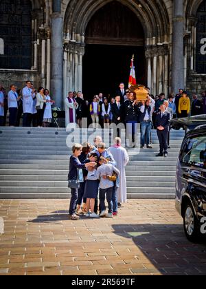 Reims, Frankreich. 01. Juni 2023. Beerdigung der Krankenschwester Carene Mezino in der Basilika Saint-Remi in Reims, Frankreich, am 1. Juni 2023. Carene Mezino wurde am 22. Mai im Maison-Blanche Krankenhaus in Reims erstochen. Die Krankenschwester wurde von einem Mann angegriffen, der an psychiatrischen Störungen litt, der Pflegekräfte angreifen wollte. Die 37-jährige Mutter starb am folgenden Tag an ihren Verletzungen. Foto: Stephanie Jayet/ABACAPRESS.COM Kredit: Abaca Press/Alamy Live News Stockfoto