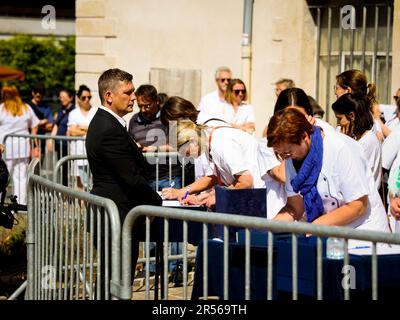 Reims, Frankreich. 01. Juni 2023. Beerdigung der Krankenschwester Carene Mezino in der Basilika Saint-Remi in Reims, Frankreich, am 1. Juni 2023. Carene Mezino wurde am 22. Mai im Maison-Blanche Krankenhaus in Reims erstochen. Die Krankenschwester wurde von einem Mann angegriffen, der an psychiatrischen Störungen litt, der Pflegekräfte angreifen wollte. Die 37-jährige Mutter starb am folgenden Tag an ihren Verletzungen. Foto: Stephanie Jayet/ABACAPRESS.COM Kredit: Abaca Press/Alamy Live News Stockfoto
