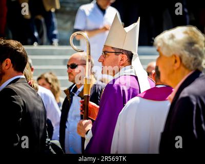 Reims, Frankreich. 01. Juni 2023. Beerdigung der Krankenschwester Carene Mezino in der Basilika Saint-Remi in Reims, Frankreich, am 1. Juni 2023. Carene Mezino wurde am 22. Mai im Maison-Blanche Krankenhaus in Reims erstochen. Die Krankenschwester wurde von einem Mann angegriffen, der an psychiatrischen Störungen litt, der Pflegekräfte angreifen wollte. Die 37-jährige Mutter starb am folgenden Tag an ihren Verletzungen. Foto: Stephanie Jayet/ABACAPRESS.COM Kredit: Abaca Press/Alamy Live News Stockfoto