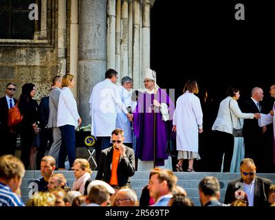 Reims, Frankreich. 01. Juni 2023. Beerdigung der Krankenschwester Carene Mezino in der Basilika Saint-Remi in Reims, Frankreich, am 1. Juni 2023. Carene Mezino wurde am 22. Mai im Maison-Blanche Krankenhaus in Reims erstochen. Die Krankenschwester wurde von einem Mann angegriffen, der an psychiatrischen Störungen litt, der Pflegekräfte angreifen wollte. Die 37-jährige Mutter starb am folgenden Tag an ihren Verletzungen. Foto: Stephanie Jayet/ABACAPRESS.COM Kredit: Abaca Press/Alamy Live News Stockfoto