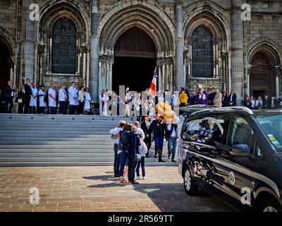 Reims, Frankreich. 01. Juni 2023. Beerdigung der Krankenschwester Carene Mezino in der Basilika Saint-Remi in Reims, Frankreich, am 1. Juni 2023. Carene Mezino wurde am 22. Mai im Maison-Blanche Krankenhaus in Reims erstochen. Die Krankenschwester wurde von einem Mann angegriffen, der an psychiatrischen Störungen litt, der Pflegekräfte angreifen wollte. Die 37-jährige Mutter starb am folgenden Tag an ihren Verletzungen. Foto: Stephanie Jayet/ABACAPRESS.COM Kredit: Abaca Press/Alamy Live News Stockfoto