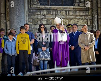 Reims, Frankreich. 01. Juni 2023. Beerdigung der Krankenschwester Carene Mezino in der Basilika Saint-Remi in Reims, Frankreich, am 1. Juni 2023. Carene Mezino wurde am 22. Mai im Maison-Blanche Krankenhaus in Reims erstochen. Die Krankenschwester wurde von einem Mann angegriffen, der an psychiatrischen Störungen litt, der Pflegekräfte angreifen wollte. Die 37-jährige Mutter starb am folgenden Tag an ihren Verletzungen. Foto: Stephanie Jayet/ABACAPRESS.COM Kredit: Abaca Press/Alamy Live News Stockfoto