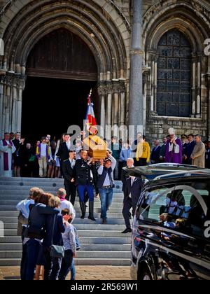 Reims, Frankreich. 01. Juni 2023. Beerdigung der Krankenschwester Carene Mezino in der Basilika Saint-Remi in Reims, Frankreich, am 1. Juni 2023. Carene Mezino wurde am 22. Mai im Maison-Blanche Krankenhaus in Reims erstochen. Die Krankenschwester wurde von einem Mann angegriffen, der an psychiatrischen Störungen litt, der Pflegekräfte angreifen wollte. Die 37-jährige Mutter starb am folgenden Tag an ihren Verletzungen. Foto: Stephanie Jayet/ABACAPRESS.COM Kredit: Abaca Press/Alamy Live News Stockfoto