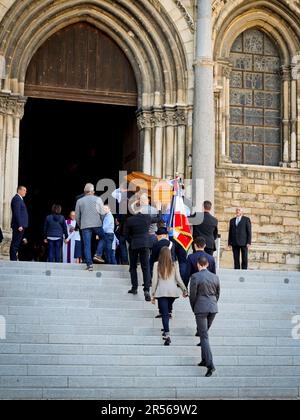 Reims, Frankreich. 01. Juni 2023. Beerdigung der Krankenschwester Carene Mezino in der Basilika Saint-Remi in Reims, Frankreich, am 1. Juni 2023. Carene Mezino wurde am 22. Mai im Maison-Blanche Krankenhaus in Reims erstochen. Die Krankenschwester wurde von einem Mann angegriffen, der an psychiatrischen Störungen litt, der Pflegekräfte angreifen wollte. Die 37-jährige Mutter starb am folgenden Tag an ihren Verletzungen. Foto: Stephanie Jayet/ABACAPRESS.COM Kredit: Abaca Press/Alamy Live News Stockfoto