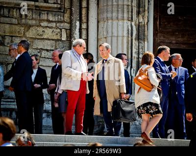 Reims, Frankreich. 01. Juni 2023. Beerdigung der Krankenschwester Carene Mezino in der Basilika Saint-Remi in Reims, Frankreich, am 1. Juni 2023. Carene Mezino wurde am 22. Mai im Maison-Blanche Krankenhaus in Reims erstochen. Die Krankenschwester wurde von einem Mann angegriffen, der an psychiatrischen Störungen litt, der Pflegekräfte angreifen wollte. Die 37-jährige Mutter starb am folgenden Tag an ihren Verletzungen. Foto: Stephanie Jayet/ABACAPRESS.COM Kredit: Abaca Press/Alamy Live News Stockfoto