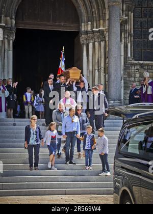 Reims, Frankreich. 01. Juni 2023. Beerdigung der Krankenschwester Carene Mezino in der Basilika Saint-Remi in Reims, Frankreich, am 1. Juni 2023. Carene Mezino wurde am 22. Mai im Maison-Blanche Krankenhaus in Reims erstochen. Die Krankenschwester wurde von einem Mann angegriffen, der an psychiatrischen Störungen litt, der Pflegekräfte angreifen wollte. Die 37-jährige Mutter starb am folgenden Tag an ihren Verletzungen. Foto: Stephanie Jayet/ABACAPRESS.COM Kredit: Abaca Press/Alamy Live News Stockfoto