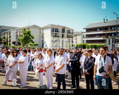 Reims, Frankreich. 01. Juni 2023. Beerdigung der Krankenschwester Carene Mezino in der Basilika Saint-Remi in Reims, Frankreich, am 1. Juni 2023. Carene Mezino wurde am 22. Mai im Maison-Blanche Krankenhaus in Reims erstochen. Die Krankenschwester wurde von einem Mann angegriffen, der an psychiatrischen Störungen litt, der Pflegekräfte angreifen wollte. Die 37-jährige Mutter starb am folgenden Tag an ihren Verletzungen. Foto: Stephanie Jayet/ABACAPRESS.COM Kredit: Abaca Press/Alamy Live News Stockfoto
