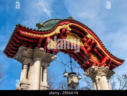 Eingang zum Elefantentor Zoo, Pagodendach, goldene Skulpturen und grün verglaste Fliesen, Budapester straße, Tiergarten, Mitte, Berlin Stockfoto