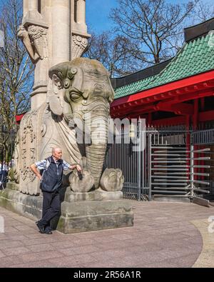 Eingang zum Zoo, alter Mann steht neben lebensgroßer Elefantenskulptur, Budapester straße, Tiergarten, Mitte, Berlin Stockfoto