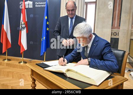 Wien, Österreich. 01. Juni 2023. Der tschechische Präsident Petr Pavel, rechts, trifft am 1. Juni 2023 in Wien mit dem Präsidenten des österreichischen Nationalrates Wolfgang Sobotka zusammen. Kredit: VIT Simanek/CTK Photo/Alamy Live News Stockfoto