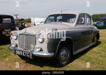 Dreiviertel Vorderansicht eines Grey, 1958, Rover P4, 105S, ausgestellt auf der Deal Classic Car Show 2023 Stockfoto