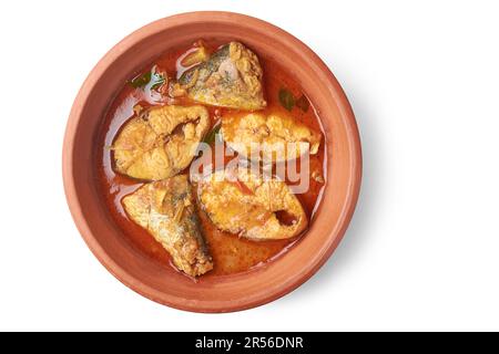 Scharfes und heißes Fisch-Curry in einem Tontopf oder einer Schüssel isoliert auf weißem Hintergrund, Meeresfrüchte gekocht mit Kokosmilch, asiatische Küche Stockfoto