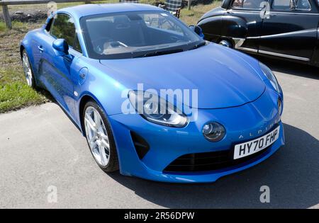 Dreiviertel Vorderansicht eines Blue, 2020, Renault Alpine A110 , ausgestellt auf der Classic Car Show 2023 Stockfoto