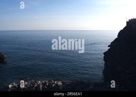 Wunderbarer Blick auf das Meer der Cinque Terre auf der Strecke zwischen Riomaggiore und Portovenere. Stockfoto