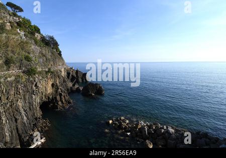 Wunderbarer Blick auf das Meer der Cinque Terre auf der Strecke zwischen Riomaggiore und Portovenere. Stockfoto