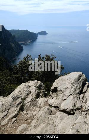 Wunderbarer Blick auf das Meer der Cinque Terre auf der Strecke zwischen Riomaggiore und Portovenere. Stockfoto