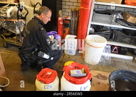 Oud Gastel, Niederlande. 17. Mai 2023. Mai 17. 2023, Oud-Gastel, Provinz Nordbrabant (Noord Brabant), Holland - die Polizei hat ein Labor entdeckt, in dem MDMA und Crystal Meth in einer Scheune aus einer Villa in einem Wohngebiet in der kleinen niederländischen Stadt Oud Gastel hergestellt werden. Viele Methamphetamin-Labore wurden im Süden der Niederlande entdeckt, dem wichtigsten europäischen Produktionszentrum für synthetische Drogen. LFO landelijke erleichtert Onmantelen, die niederländische Polizei, die das Labor untersucht, macht ihre Arbeit. (Foto: Teun Voeten/Sipa USA) Guthaben: SIPA USA/Alamy Live News Stockfoto