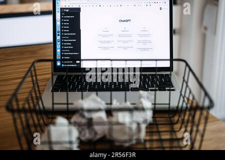Kreative Möglichkeiten zur Verwendung von ChatGPT von OpenAI. ChatGPT-Prompts für jede Art von Arbeit. Bildschirm mit ChatGPT AI oder Chat mit künstlicher Intelligenz. Warschau, Polen Stockfoto
