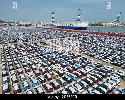 YANTAI, CHINA - 1. JUNI 2023 - Im Hafen von Yantai wird Eine große Anzahl von Exportfahrzeugen montiert, die über Ro-Ro-Schiffe in Yantai, Shandong, transportiert werden sollen Stockfoto