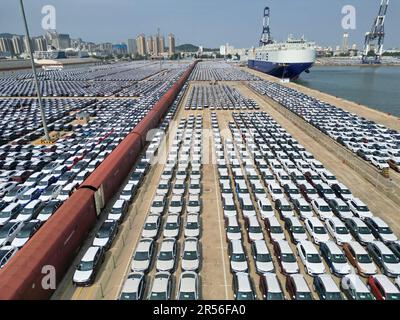 YANTAI, CHINA - 1. JUNI 2023 - Im Hafen von Yantai wird Eine große Anzahl von Exportfahrzeugen montiert, die über Ro-Ro-Schiffe in Yantai, Shandong, transportiert werden sollen Stockfoto