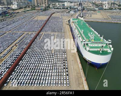 YANTAI, CHINA - 1. JUNI 2023 - Im Hafen von Yantai wird Eine große Anzahl von Exportfahrzeugen montiert, die über Ro-Ro-Schiffe in Yantai, Shandong, transportiert werden sollen Stockfoto