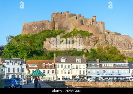 Mount Orgueil Castle aus dem 13. Jahrhundert über Gorey Harbour, Gorey, Saint Martin Parish, Jersey, Kanalinseln Stockfoto