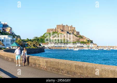 Mount Orgueil Castle aus dem 13. Jahrhundert über Gorey Harbour, Gorey, Saint Martin Parish, Jersey, Kanalinseln Stockfoto