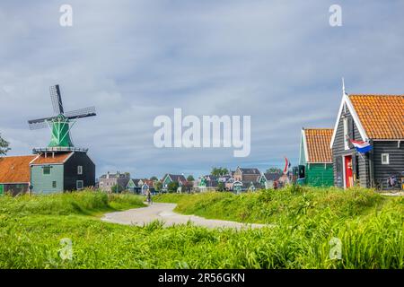 Niederlande. Zaanse Schans. Typische ländliche holländische Häuser und alte Windmühle Stockfoto