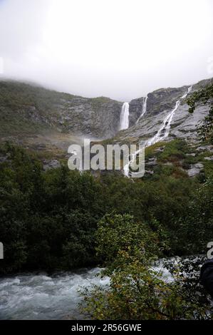 Krunefossen und seine Nachbarn. Stockfoto