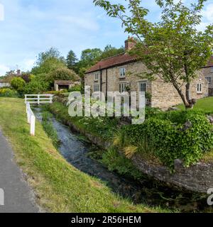 HELMSLEY, NORTH YORKSHIRE, GROSSBRITANNIEN - 29. MAI 2023. Traditionelle Steingebäude mit charmanten Hütten und einem kleinen Dorf Stockfoto