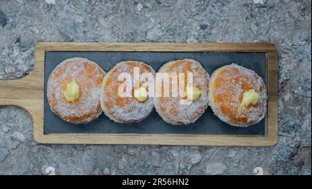 Krafen gefüllt mit Vanille und Marmelade, typisch italienisches Dessert Stockfoto