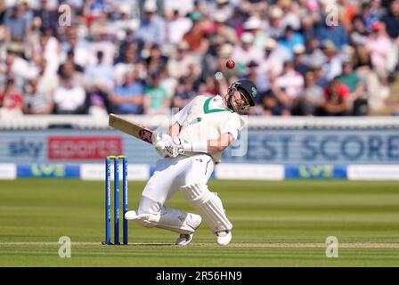 Irlands Mark Adair duckt sich unter einem kurzen Ball, während er während des ersten LV= Insurance Test-Spiels bei Lord's, London, schlägt. Foto: Donnerstag, 1. Juni 2023. Stockfoto