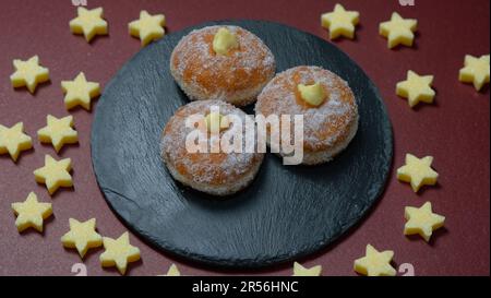 Krafen gefüllt mit Vanille und Marmelade, typisch italienisches Dessert Stockfoto