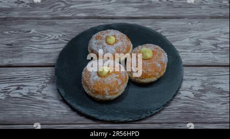 Krafen gefüllt mit Vanille und Marmelade, typisch italienisches Dessert Stockfoto