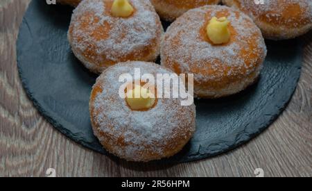 Krafen gefüllt mit Vanille und Marmelade, typisch italienisches Dessert Stockfoto