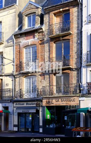Dieppe, Normandie, Frankreich - Juni 24 2022: Einkaufsstraße Grande Rue mit hohen alten Gebäuden. Keine Leute, früh am Morgen. Stockfoto