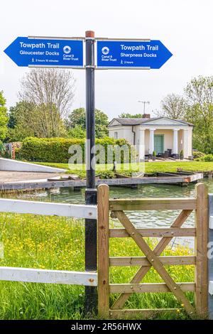 Der Towpath Trail neben Gloucester und Sharpness Canal an der Splatt Bridge im Dorf Frampton in Severn, Gloucestershire, England Stockfoto