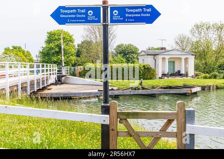 Der Towpath Trail neben Gloucester und Sharpness Canal an der Splatt Bridge im Dorf Frampton in Severn, Gloucestershire, England Stockfoto